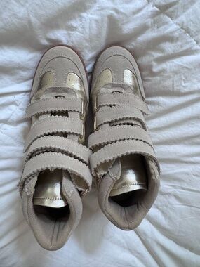 Steve Madden Beige Wedge Sneakers with Metallic Gold Accents